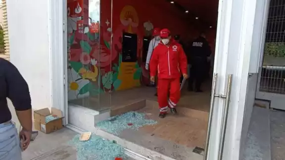 Se desconoce cómo se rompió la puerta del Santander en Progreso Se desconoce cómo se rompió la puerta del Santander en Progreso
