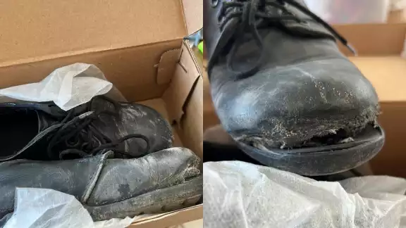 La maestra le regaló unos zapatos nuevos a su alumno de primaria en Torreón, Coahuila La maestra le regaló unos zapatos nuevos a su alumno de primaria en Torreón, Coahuila