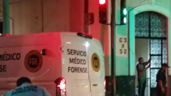 Elementos del Servicio Médico Forense llegaron al lugar para hacerse cargo del cuerpo Elementos del Servicio Médico Forense llegaron al lugar para hacerse cargo del cuerpo
