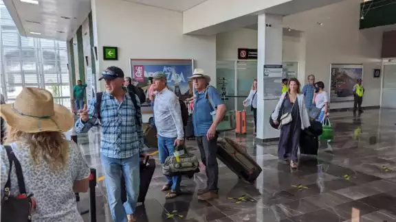 La jornada inició con la salida de la conexión 2441, con destino a la Ciudad de México (MMMX), dicha frecuencia aérea salió de Campeche (CPE) con 75 asientos ocupados La jornada inició con la salida de la conexión 2441, con destino a la Ciudad de México (MMMX), dicha frecuencia aérea salió de Campeche (CPE) con 75 asientos ocupados