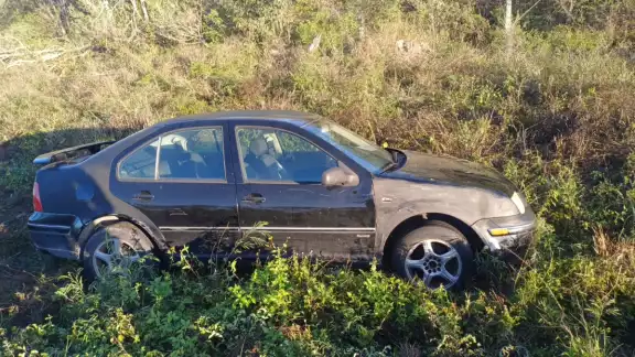 Se espera que el dueño del vehículo aparezca y pueda recuperar su auto que abandonó Se espera que el dueño del vehículo aparezca y pueda recuperar su auto que abandonó