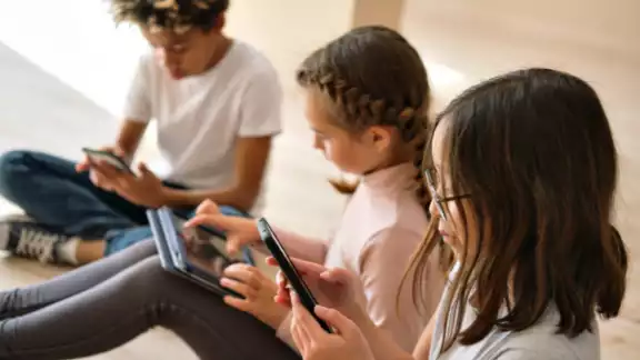De acuerdo al informe, los niños reciben su primer dispositivo inteligente a los 9 años