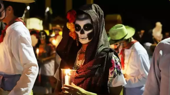 Uno de los aspectos más destacados del Día de Muertos son las ofrendas, que se colocan en altares en los hogares y en los cementerios Uno de los aspectos más destacados del Día de Muertos son las ofrendas, que se colocan en altares en los hogares y en los cementerios