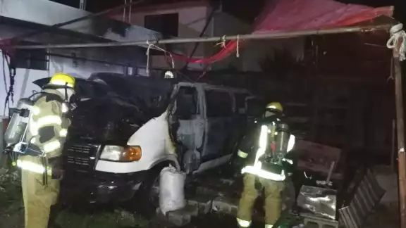 El propietario del vehículo descartó que se tratara de un cortocircuito, ya que la camioneta no funcionaba por falta de radiador y batería. Fue en la Adolfo López Mateos. El propietario del vehículo descartó que se tratara de un cortocircuito, ya que la camioneta no funcionaba por falta de radiador y batería. Fue en la Adolfo López Mateos.