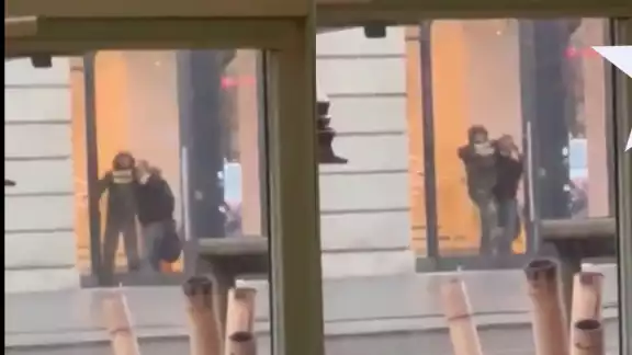 Un hombre armado tomo a personas como rehenes en una tienda de Apple, en Ámsterdam, por lo que las autoridades desplegaron un operativo para evitar decesos de las víctimas que se encontraban en el interior del lugar
