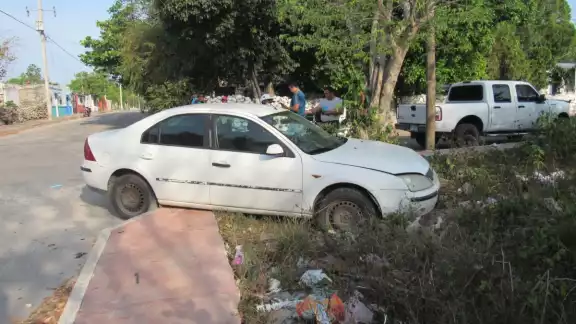 El conductor del auto terminó con golpes en el cuerpo El conductor del auto terminó con golpes en el cuerpo