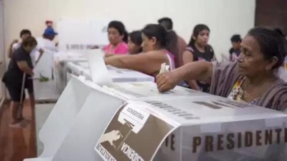 La sociedad está interesada en el proceso electoral, así como en los candidatos y partidos políticos La sociedad está interesada en el proceso electoral, así como en los candidatos y partidos políticos