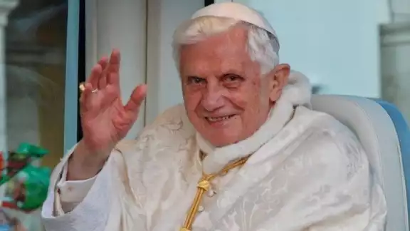 Benedicto XVI en la Plaza de San Pedro, en el Vaticano, el 19 de octubre de 2014. Foto:Especial