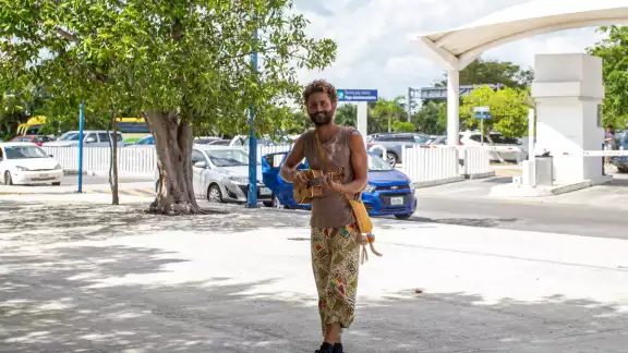Algunos llegan sin reservación hotelera para pasar unos días en el Caribe Mexicano. Algunos llegan sin reservación hotelera para pasar unos días en el Caribe Mexicano.