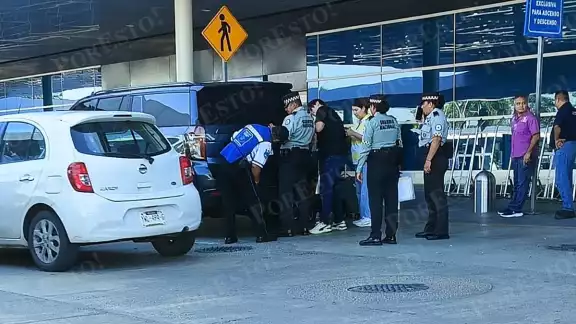 El bebé permaneció 15 minutos dentro de la camioneta estacionada en el aeropuerto de Mérida El bebé permaneció 15 minutos dentro de la camioneta estacionada en el aeropuerto de Mérida