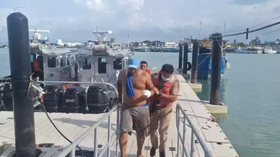 El pescador fue trasladado a tierra para ser llevado a un hospital