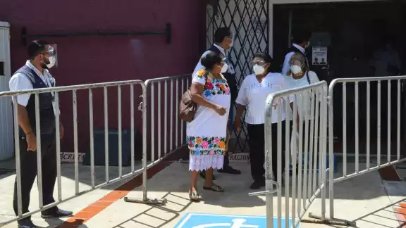 Entre los aspirantes destacan la actual secretaria ejecutiva del Consejo General, Ingrid Reneé Pérez, y Carlos Torruco, consejero de la Junta Local del INE. Foto: Por Esto! Entre los aspirantes destacan la actual secretaria ejecutiva del Consejo General, Ingrid Reneé Pérez, y Carlos Torruco, consejero de la Junta Local del INE. Foto: Por Esto!