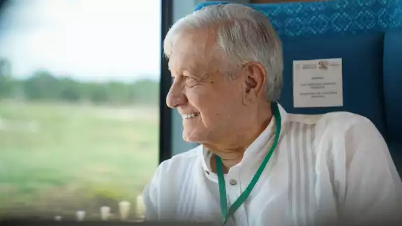 AMLO arribó a Cancún alrededor de las 5:42 de la tarde de este viernes AMLO arribó a Cancún alrededor de las 5:42 de la tarde de este viernes