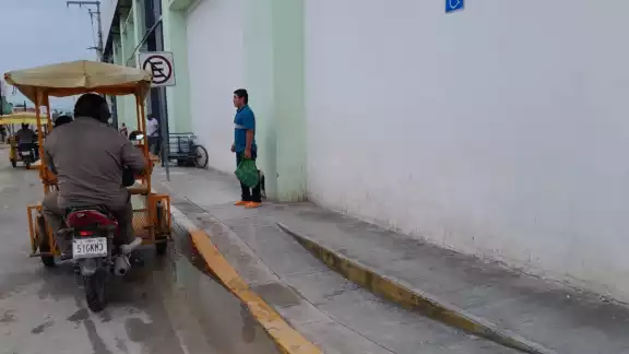 Los automovilistas ponen trabas para que las personas con discapacidad se muevan con facilidad Los automovilistas ponen trabas para que las personas con discapacidad se muevan con facilidad