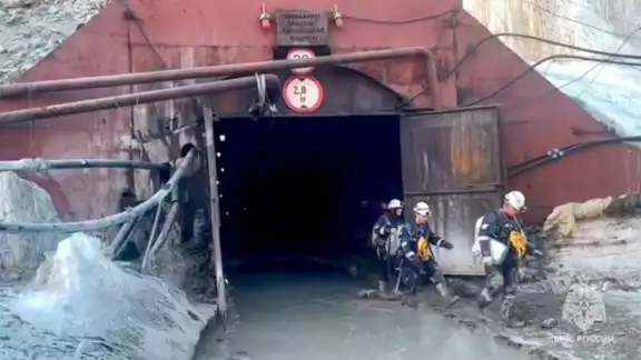 Rusia suspende la operación de rescate para salvar a 13 mineros atrapados en una mina de oro Rusia suspende la operación de rescate para salvar a 13 mineros atrapados en una mina de oro