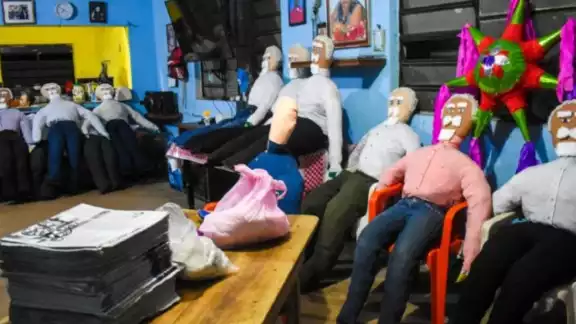 El muñeco debe estar elaborado de ropa usada, periódico, papel, cartón y pirotecnia