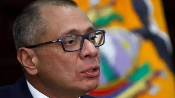 Los elementos de seguridad ingresaron por la fuerza a la sede mexicana