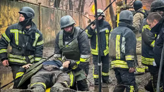Rusia bombardeo un edificio residencial en Odesa con un misil, espero que llegaran bomberos y ambulancias para rematar impactando en el mismo sitio con un segundo misil Rusia bombardeo un edificio residencial en Odesa con un misil, espero que llegaran bomberos y ambulancias para rematar impactando en el mismo sitio con un segundo misil