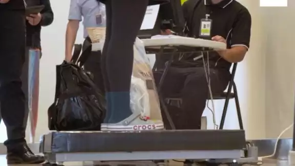 Los pasajeros suben a una báscula antes de abordar el avión. Foto: Especial