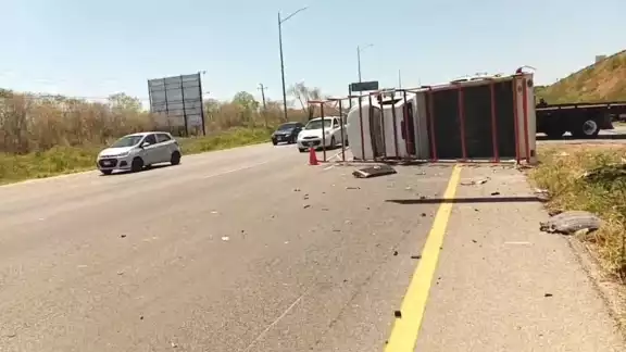 La camioneta quedó volcada sobre la carretera Mérida-Progreso La camioneta quedó volcada sobre la carretera Mérida-Progreso