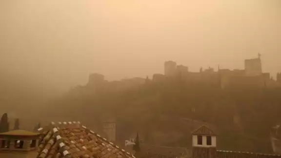Personas limpiando con mangueras sus coches, sus terrazas o los portales de los edificios se podían ver en pleno centro de la capital española Personas limpiando con mangueras sus coches, sus terrazas o los portales de los edificios se podían ver en pleno centro de la capital española