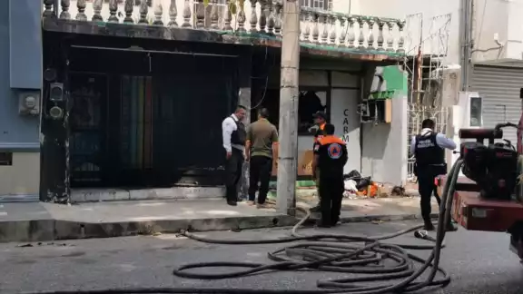 Los bomberos rompieron parte del frente para poder ingresar y sofocar las llamas