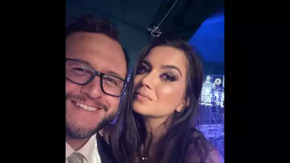 Carolyn Adams, compartió un par de fotos en Instagram, durante los festejos patrios en el Zócalo de la Ciudad de México, junto a su esposo, José Ramón López Beltrán