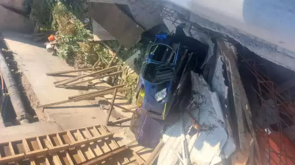 El coche permanece en una zanja de 2 metros de profundidad