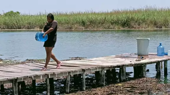 Vecinos tienen que sacar agua del río para sus necesidades Vecinos tienen que sacar agua del río para sus necesidades