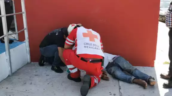 El hombre tenía heridas en la cabeza por lo que pensaron que estaba muerto El hombre tenía heridas en la cabeza por lo que pensaron que estaba muerto