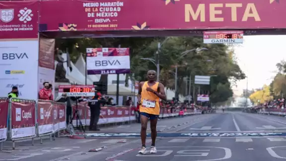 Robert Gaitho y Samuel Ndungu, de Kenia, hicieron el 1 y 2 lugar en el Medio Maratón de la Ciudad de México. Los ganadores tuvieron un tiempo de 1:04:56 y 1:05:15, respectivamente Robert Gaitho y Samuel Ndungu, de Kenia, hicieron el 1 y 2 lugar en el Medio Maratón de la Ciudad de México. Los ganadores tuvieron un tiempo de 1:04:56 y 1:05:15, respectivamente