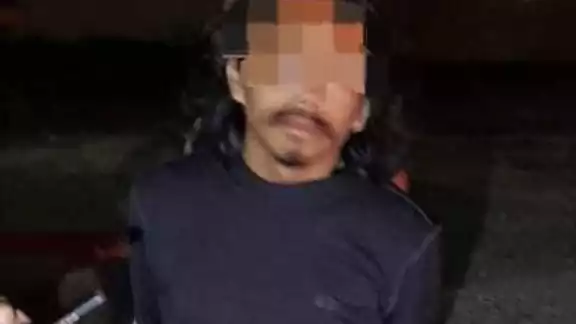 El hombre fue asegurado junto con una pistola y un cuchillo El hombre fue asegurado junto con una pistola y un cuchillo