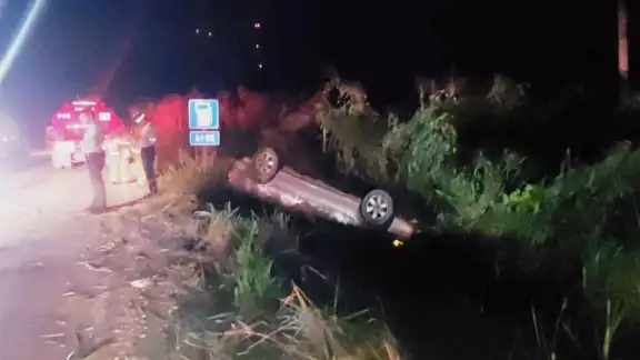 La unidad de carga que invadió el carril se dio a la fuga