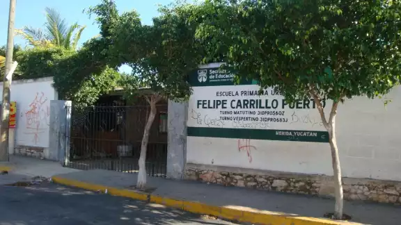 La niña estaba tomando clases cuando el ventilador cayó sobre ella