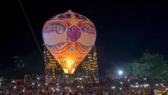 Elevación nocturna de globos en San Andrés, Tuxtla, Veracruz Elevación nocturna de globos en San Andrés, Tuxtla, Veracruz