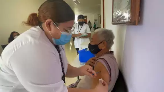 Con la vacuna buscan proteger la salud de los adultos mayores antes de que llegue la temporada de invierno Con la vacuna buscan proteger la salud de los adultos mayores antes de que llegue la temporada de invierno