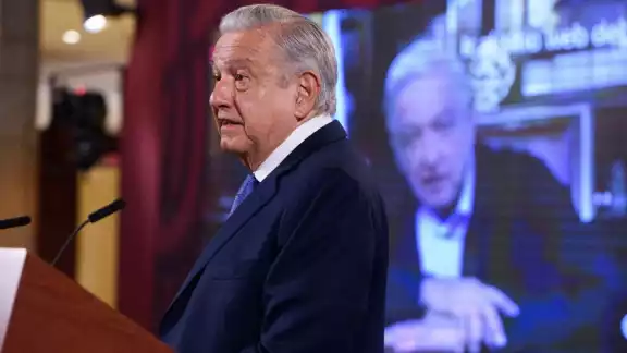Andrés Manuel López Obrador insistió en que las plataformas de redes sociales deben intensificar sus esfuerzos para detectar y eliminarcontenidos engañosos hechos con inteligencia artificial Andrés Manuel López Obrador insistió en que las plataformas de redes sociales deben intensificar sus esfuerzos para detectar y eliminarcontenidos engañosos hechos con inteligencia artificial