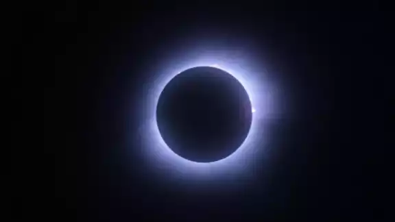 El calendario astronómico suele presentar dos pares de eclipses anuales: un par compuesto por un eclipse lunar seguido de uno solar y viceversa El calendario astronómico suele presentar dos pares de eclipses anuales: un par compuesto por un eclipse lunar seguido de uno solar y viceversa