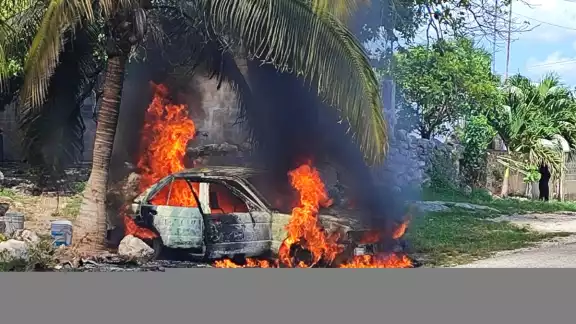 El cuerpo de bomberos llegó para sofocar las llamas del Taxi El cuerpo de bomberos llegó para sofocar las llamas del Taxi