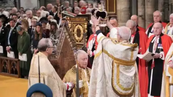 Después de una larga ceremonia, el momento cumbre llegó con la coronación. Foto: Especial Después de una larga ceremonia, el momento cumbre llegó con la coronación. Foto: Especial