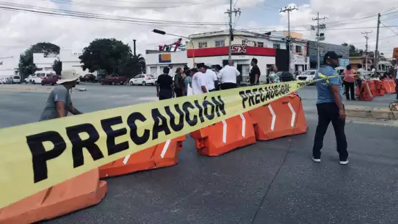 Al lugar llegaron elementos de la policía para convencer a los manifestantes de liberar la calle Al lugar llegaron elementos de la policía para convencer a los manifestantes de liberar la calle