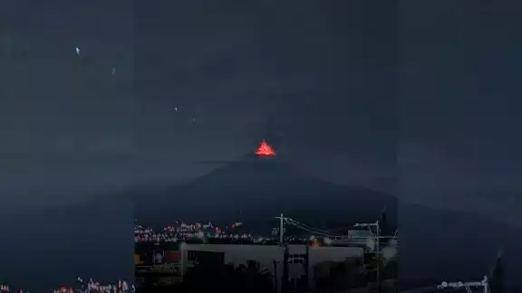 El Popo sigue siendo monitoreado y este martes podría haber un vuelo para ver el cráter. Foto: Especial
