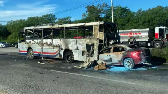 El camión y el automóvil quedaron calcinados tras el choque El camión y el automóvil quedaron calcinados tras el choque