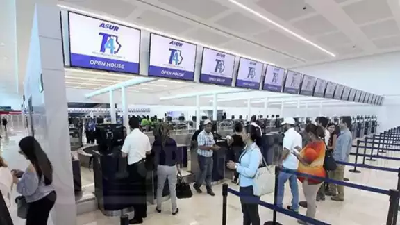 El ajuste a las concesiones aeroportuarias, beneficiará a los pasajeros, al reducir el costo de los servicios que impactan en el precio de los boletos de avión El ajuste a las concesiones aeroportuarias, beneficiará a los pasajeros, al reducir el costo de los servicios que impactan en el precio de los boletos de avión