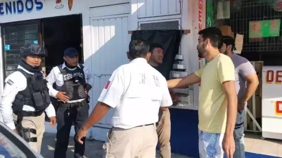 Ante los señalamientos de robo que hacía el presunto afectado, el menor se enojó y soltó un certero puñetazo al rostro de este Ante los señalamientos de robo que hacía el presunto afectado, el menor se enojó y soltó un certero puñetazo al rostro de este