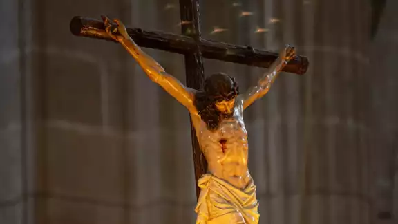 El bebé fue dejado en una de las bancas de la iglesia