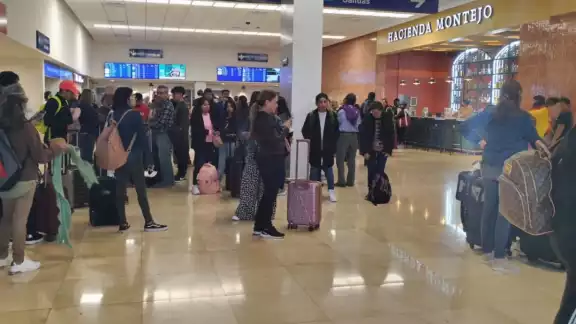 El vuelo de llegada desde Monterrey aterrizó 19 minutos antes El vuelo de llegada desde Monterrey aterrizó 19 minutos antes
