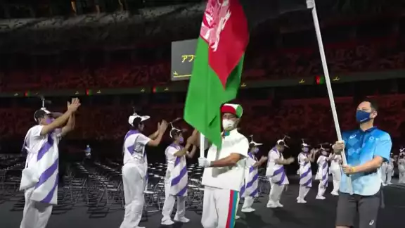 La bandera de Afganistán desfliló en solitario debido a que los dos paratetlas seleccionados para participar no pudieron viajar La bandera de Afganistán desfliló en solitario debido a que los dos paratetlas seleccionados para participar no pudieron viajar
