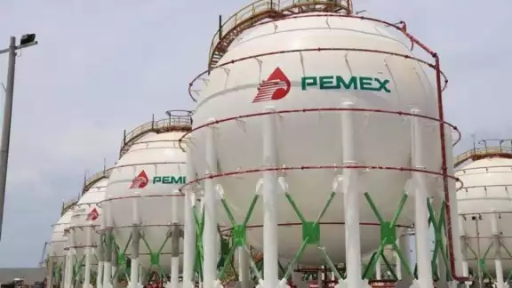 La csalificadora internacional Moody's recortó la evaluación del riesgo crediticio base (BCA) de Pemex debido a las mayores necesidades de liquidez
