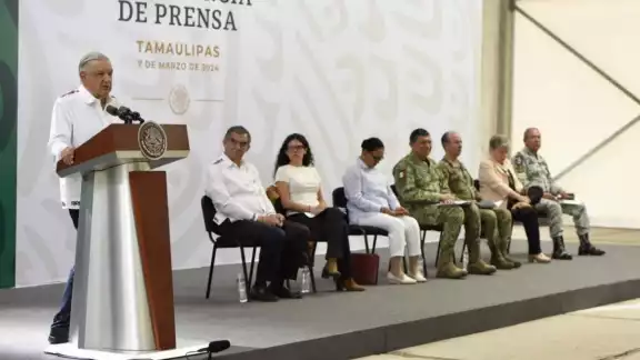 El presidente Andrés Manuel López Obrador señaló que llegaron como 6 camiones más para “querer entrar por la fuerza” a Palacio Nacional El presidente Andrés Manuel López Obrador señaló que llegaron como 6 camiones más para “querer entrar por la fuerza” a Palacio Nacional